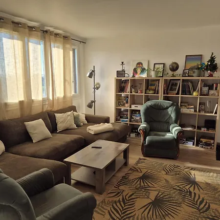 Lumineux Avec Balcons Et Tram Au Pied * Анже