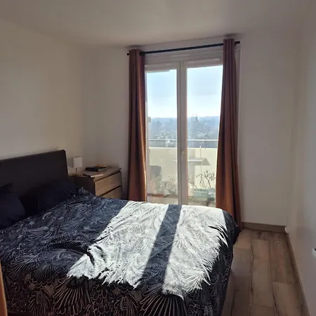 Lumineux Avec Balcons Et Tram Au Pied * Анже