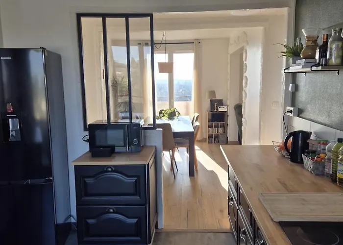 Lumineux Avec Balcons Et Tram Au Pied Анже