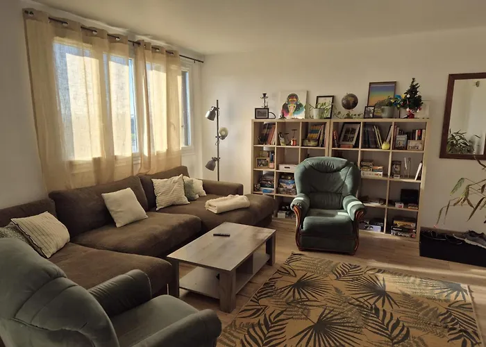 Lumineux Avec Balcons Et Tram Au Pied * Анже