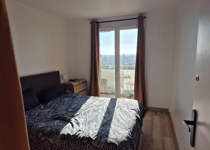 Lumineux Avec Balcons Et Tram Au Pied * Анже