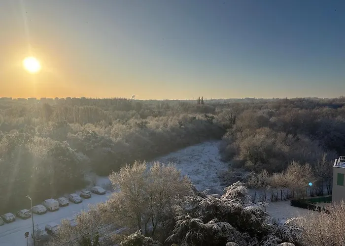 Lumineux Avec Balcons Et Tram Au Pied Анже