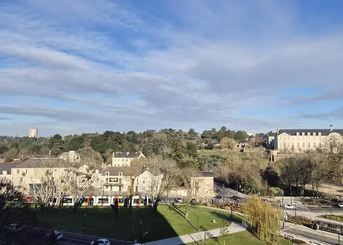 Lumineux Avec Balcons Et Tram Au Pied Анже